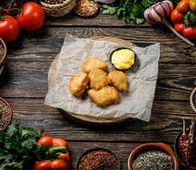 Куриные наггетсы с соусом