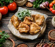 Шашлык из куриного бедрышка с луком, зеленью, лавашом и соусом