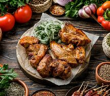 Шашлык из свинины Сочные куски от шефа с луком, зеленью, лавашом и соусом