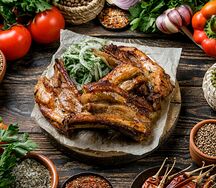 Шашлык из cвинoй грудинки с луком, зеленью, лавашом и соусом