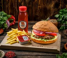 Бургер с говядиной и сыром, фри, соус и морс