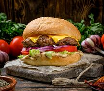 Бургер с говядиной и сыром