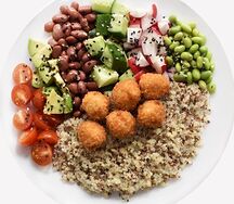 Поке с куриными фрикадельками