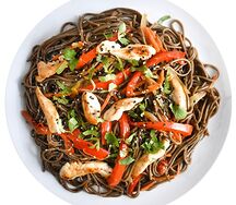 Гречневая лапша с курицей и овощами