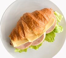 Круассан с ветчиной и сыром