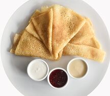 Блинчики домашние со сгущенкой, сметаной и джемом