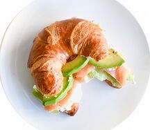 Круассан Цезарь с цыплёнком