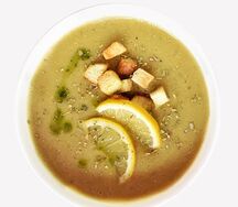 Чечевичный суп с гренками и лимоном