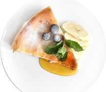 Творожная запеканка с изюмом и карамельным соусом