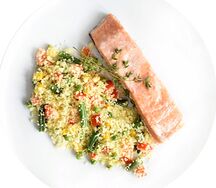 Стейк лосося на пару с кускусом