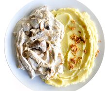 Курица по-строгановски с картофельным пюре и луком фри
