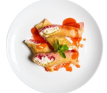 Блины с сыром маскарпоне и малиновым варенье