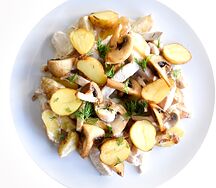 Картофель беби с цыплёнком и грибами в сливочном соусе