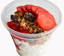 Домашний творог с гранолой и клубникой