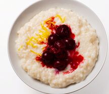 Молочная рисовая каша с вишней