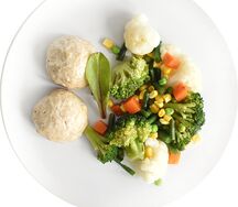 Куриные фрикадельки с овощами на пару