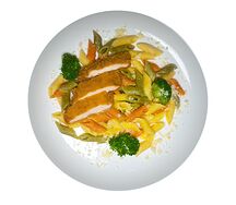 Пенне с куриным филе и брокколи