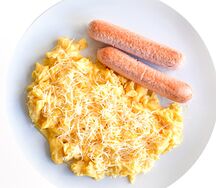 Скрэмбл с сосисками и пармезаном