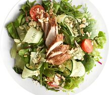 Микс-салат с курицей и миндалём