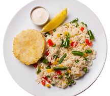 Котлета из трески с рисом и овощами
