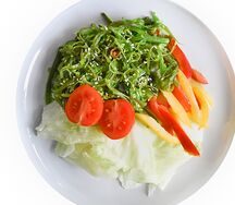 Салат с чукой и ореховым соусом