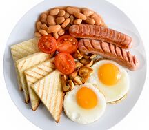 Английский завтрак с глазуньей, сосисками и тостом