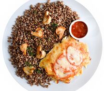 Куриная грудка под сыром с томатами и гречкой