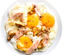 Глазунья с ветчиной из индейки и грибами