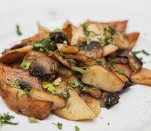 Жареный картофель с белыми грибами