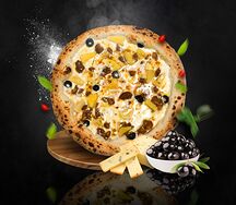 Пицца с курицей и ананасами