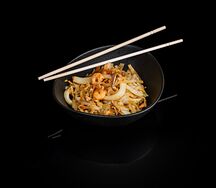 Вок с коктейльной креветкой и кальмаром