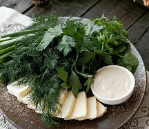 Сыр с зеленью на тарелке