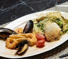 Салат Цезарь с морепродуктами в соусе биск
