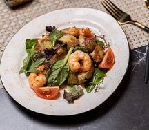 Салат с баклажанами и креветками