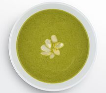 Крем-суп из шпината с миндалем