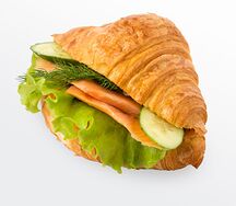 Круассан с красной рыбой