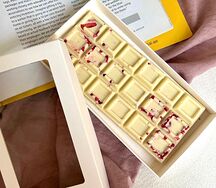 Плитка белого шоколада с сублимированной малиной и клубникой