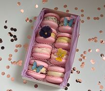 Розовые макаруны с сухоцветами 