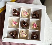 Шоколадные конфеты Сердечки с белым и молочным шоколадом №2