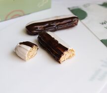 Эклер с карамельным кремом