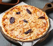 Манакиш с молодым сыром и оливковым маслом