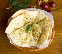 Фокачча с чесноком и травами