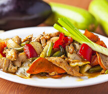 Куриная грудка с овощами