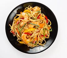 Вок лапша с тигровыми креветками и с лососем в соусе Том ям