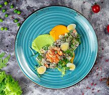 Салат оливье с раковыми шейками