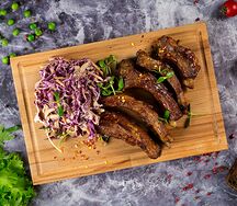 Свиные ребрышки с салатом из краснокочанной капусты