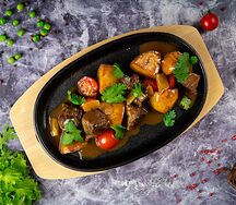 Жаркое с говяжьими щечками