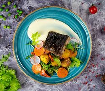 Стейк из сома с овощами