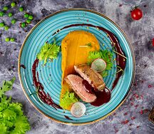 Филе утки с фруктово-морковным пюре и соусом из черной смородины