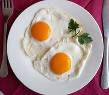 Яйцо жареное